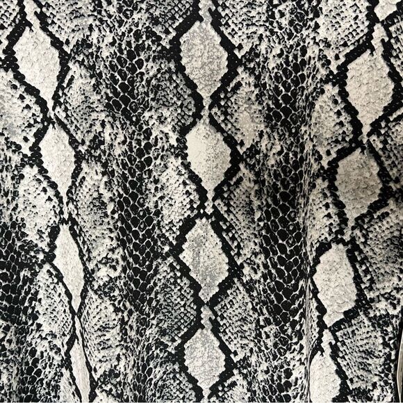 Women's New Long Sleeve Mock Neck stretch Python Top L New - Picture 3 of 3